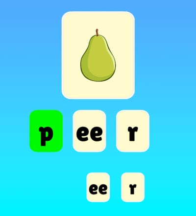Kind maakt in de app Woordenschat thuis het woord peer met losse letterkaartjes