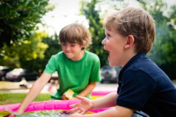 Twee kinderen spelen buiten tijdens een actief kinderfeestje