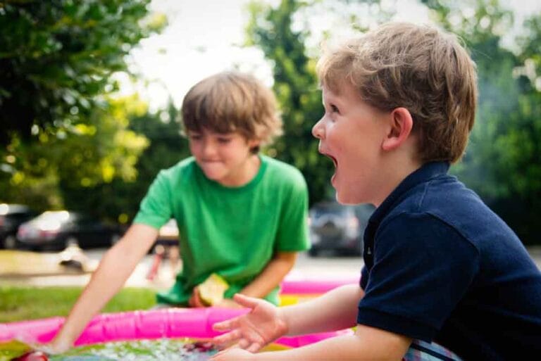 Twee kinderen spelen buiten tijdens een actief kinderfeestje